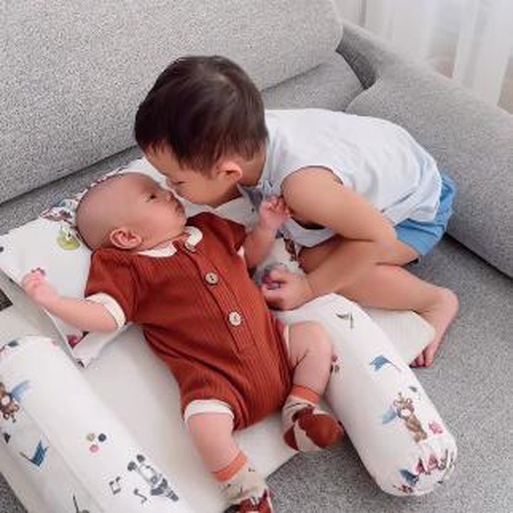 <p>Dalam unggahan lainnya, Shaka terlihat menjaga sang adik yang tengah terbaring di atas kursi, nih. Sesekali Shaka mengecup sang adik penuh sayang. (Foto: Instagram: @rey_mbayang)</p>