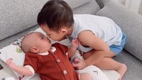 <p>Dalam unggahan lainnya, Shaka terlihat menjaga sang adik yang tengah terbaring di atas kursi, nih. Sesekali Shaka mengecup sang adik penuh sayang. (Foto: Instagram: @rey_mbayang)</p>