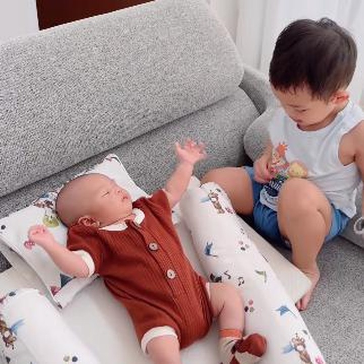 <p>Banyak netizen yang takjub dengan kekompakan Shaka dan Kaba ini, Bunda. Mereka pun mendoakan agar Shaka dan Kaba selalu dalam keadaan sehat dan tumbuh menjadi anak yang saleh. (Foto: Instagram: @rey_mbayang)</p>