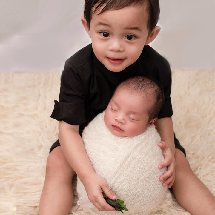 <p>Belum lama ini, Shaka melakukan <em>photoshoot</em> bersama sang adik. Shaka memeluk sang adik yang terbungkus kain putih. Tingkah Shaka begitu gemas melindungi dan menyayangi adik kecilnya. (Foto: Instagram: @dindahw)</p>