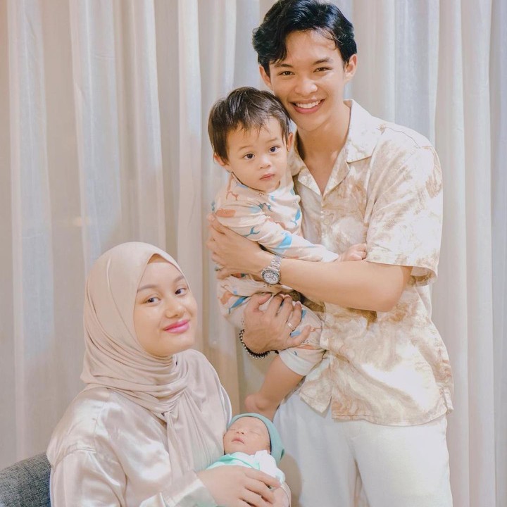 <p>Setelah menikah dengan Rey Mbayang, Dinda Hauw dikaruniai dua orang anak laki-laki, Bunda. Keduanya adalah Arshakalif Muhammad Mbayang dan Arashkaba Muhammad Mbayang. (Foto: Instagram: @dindahw)</p>