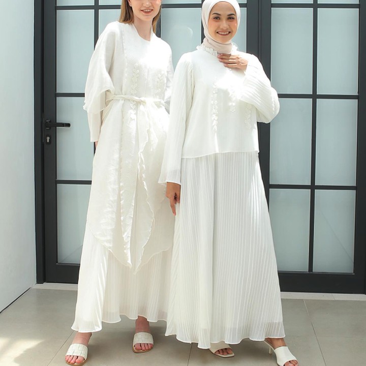 <p>Putih masih terus menjadi pilihan baju Lebaran yang timeless. Salah satunya bisa memilih gamis putih cantik dengan aksen pleats yang manis. Nah, periksa juga apakah bagian samping dada dilengkapi dengan potongan-potongan di bagian dalamnya untuk mempermudah menyusui. (Dok. Instagram @d_amora_nursimg_wear)</p>