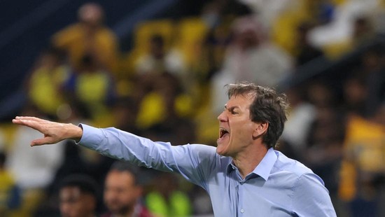 Nassr's French coach Rudi Garcia directs his players during the King Cup quarter-final football match between al-Nassr and Abha at Mrsool Park Stadium in Riyadh on March 14, 2023. (Photo by Fayez NURELDINE / AFP)