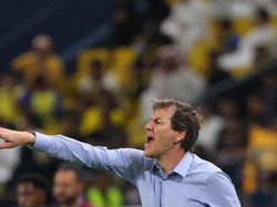 Nassr's French coach Rudi Garcia directs his players during the King Cup quarter-final football match between al-Nassr and Abha at Mrsool Park Stadium in Riyadh on March 14, 2023. (Photo by Fayez NURELDINE / AFP)