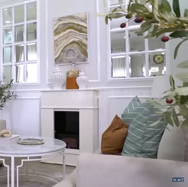 <p>Rumah tersebut punya desain yang enggak pasaran, Bunda. Hunian tersebut bergaya modern farmhouse ala Amerika. Bagaimana menurut Bunda. (Foto: YouTube TRANS7 OFFICIAL)<br /><br /><br /></p>