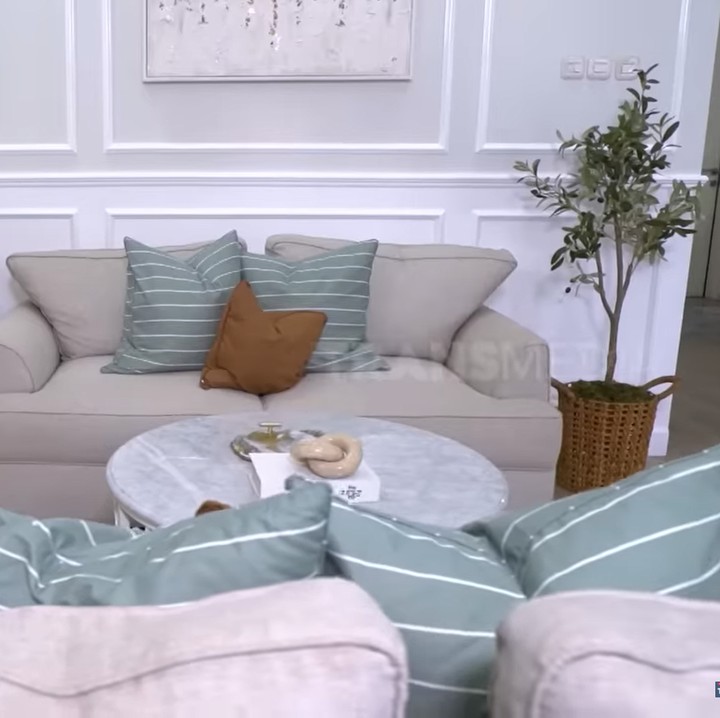 <p>Tempat tinggal Natalie bersama keluarga ini juga bernuansi serba putih. Tak heran, warna tersebut berhasil membuat kesan mewah rumah tersebut semakin terasa. (Foto: YouTube TRANS7 OFFICIAL)<br /><br /><br /></p>