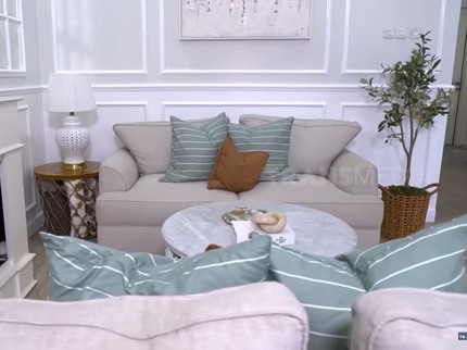 7 Potret Rumah Natalie Sarah Nuansa Modern Farmhouse American, Ada Jacuzzi Bun