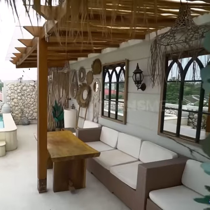 <p>Ternyata, rumah ini juga didesain oleh Natalie Sarah secara langsung, lho. Menariknya, rumah ini juga ada rooftop dengan jacuzzi untuk berendam yang dibuat mirip ala Santorini. (Foto: YouTube TRANS7 OFFICIAL)<br /><br /><br /></p>