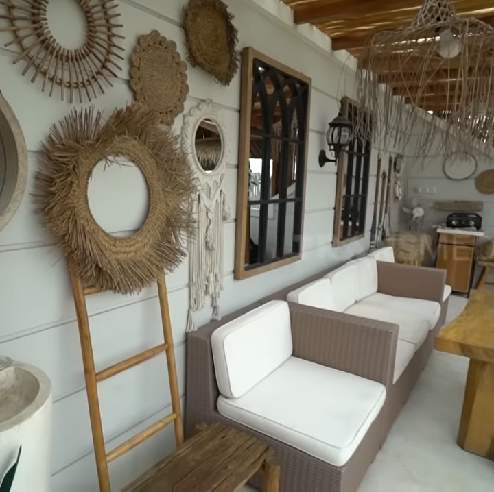 <p>Selain itu, bagian atap rumah ini juga dilengkapi area untuk duduk bersantai. Tempat ini benar-benar cocok untuk healing, ya? Dari potret-potret berikut, spot mana yang paling Bunda sukai? (Foto: YouTube TRANS7 OFFICIAL)</p>
