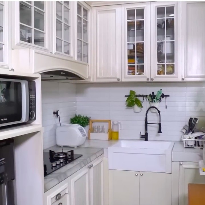 <p>Rumah Natalie Sarah yang estetik juga terlihat pada bagian dapur. Didominasi warna putih, dapurnya jadi terlihat bersih dan luas meski berukuran mungil. (Foto: YouTube/Trans7 Official)</p>