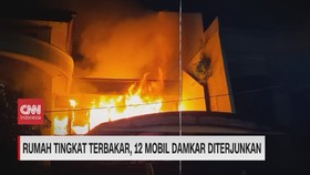 VIDEO: Rumah Tingkat Terbakar, 12 Mobil Damkar Diterjunkan