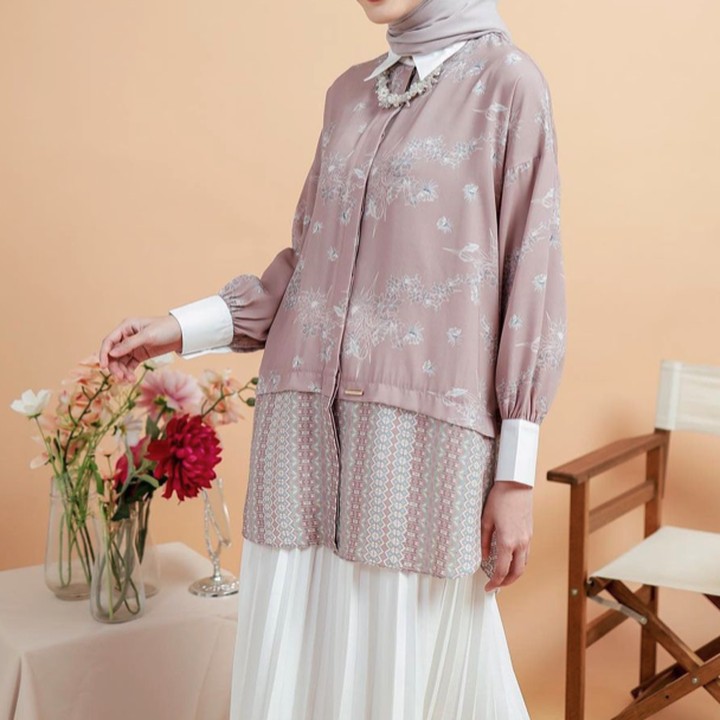 <p>Satu lagi rekomendasi baju Lebaran yang bisa menjadi pilihan Bunda menyusui, yakni kemeja panjang dengan kancing depan. Kemeja cantik juga bisa menjadi padupadan elegan lho untuk merayakan Lebaran. Kemeja yang berpotongan pendek akan memudahkan Bunda mengangkat atasan jika ingin menyusui Si Kecil. (Dok. Instagram @zyskuxena)</p>