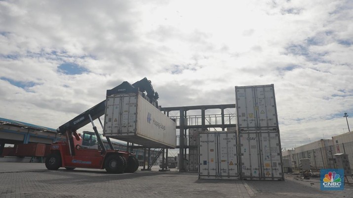 Sejumlah alat berat menggangkat kontainer berisi daging kerbau beku asal India di New Priok Container Terminal One (NPCTI), Jakarta Utara, Selasa, 12/4. (CNBC Indonesia/Muhammad Sabki)