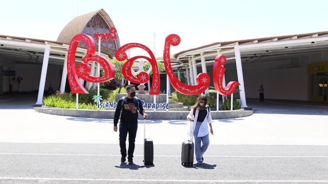 Petugas imigrasi yang bertugas di Bandara I Gusti Ngurah Rai, tidak mengakui telah menerima uang Rp15,2 juta dari turis Australia bernama Monique Sutherland.