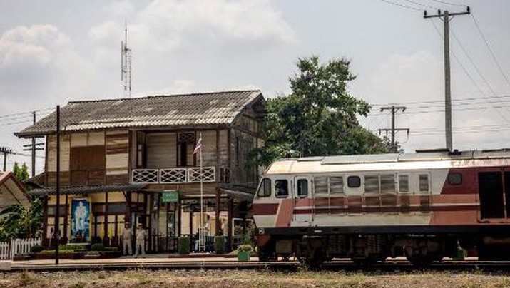 In this photo taken on March 29, 2023 a train pulls into Sung Noen Station in Nakhon Ratchasima province. - One of Thailand's oldest railway stations is facing demolition as the kingdom presses ahead with a long-delayed Chinese-backed high-speed line that has caused unease about lost heritage and ties to Beijing. (Photo by Jack TAYLOR / AFP) / To go with 