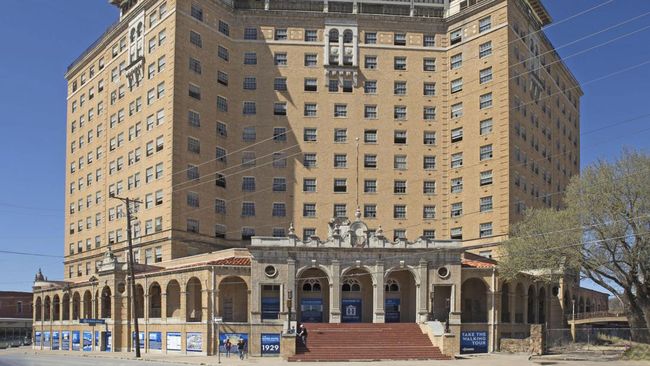The Baker Hotel and Spa, yang terletak di Mineral Wells, Texas, AS, sesungguhnya telah tutup sejak 50 tahun lalu, tepatnya pada tahun 1972.