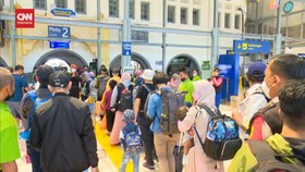 VIDEO: H-10 Lebaran, Pemudik Mulai Padati di Stasiun Pasar Senen