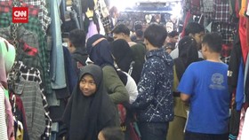 VIDEO: Warga Mojokerto Serbu Pasar Benteng Berburu Baju Lebaran Murah