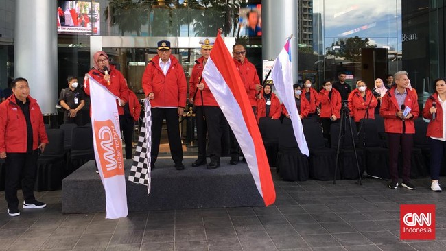 Terdapat 16 reporter, 21 juru kamera serta 16 pengemudi mobil dan SNG yang diberangkatkan CNN Indonesia untuk meliput arus mudik dan balik Lebaran 2023.