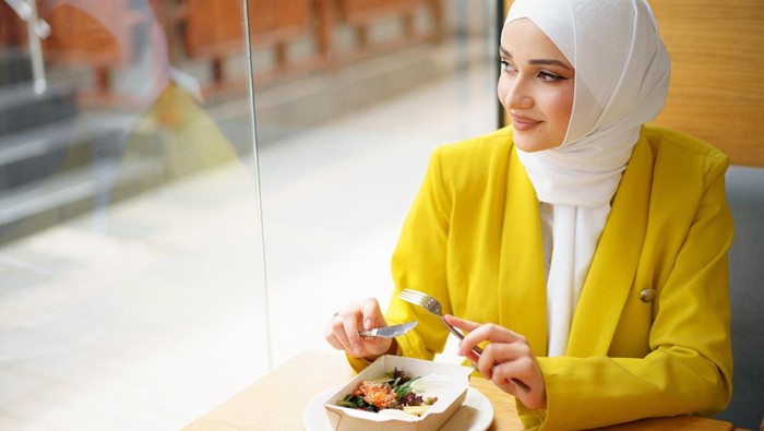 Terapkan 8 Cara Sederhana Ini, Agar Asam Lambung Nggak Kambuh Saat Bersantap di Hari Lebaran!