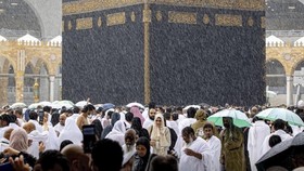 FOTO: 950 Ribu Jemaah Padati Masjidil Haram Sejak Awal Ramadan