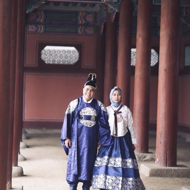 7 Potret Mesra Abdel Achrian & Riani Sang Istri Tercinta Jarang Tersorot