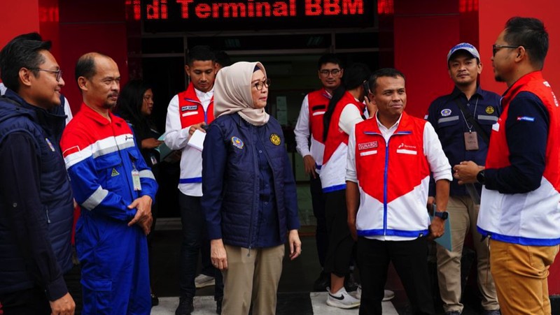 Kepala Badan Pengatur Hilir Minyak dan Gas Bumi (BPH Migas), Erika Retnowati, melakukan pemantauan