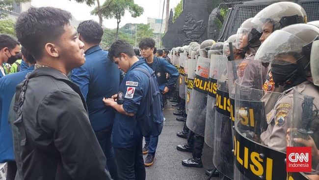 Ratusan mahasiswa yang menggelar demo tolak UU Ciptaker berhasil merobohkan pagar kawat berduri di depan Gedung DPRD Jawa Tengah.