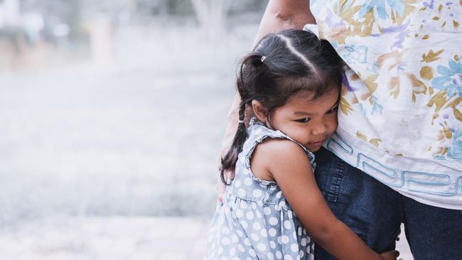 “How to Help Toddlers Overcome Their Fear of Strangers”