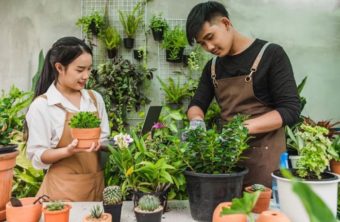 Berkebun bersama anggota keluarga. Foto freepik.com: j.comp