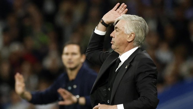 Pelatih Real Madrid Carlo Ancelotti sempat menunjukkan kebolehannya memainkan bola dalam laga lawan Chelsea pada leg pertama perempat final Liga Champions.