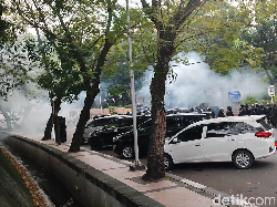 Gerbang Kantornya Jebol Depan Belakang, Ternyata Ganjar Lagi Rapat di Dalam