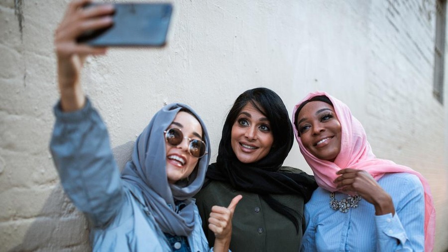 Ilustrasi perempuan muslim berfoto bersama di hari Lebaran Idulfitri 2023/Foto: Pexels/RODNAE Productions