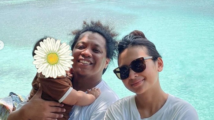 Indah Permatasari liburan ke Sumba
