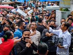 Heboh Jokowi Bagikan Kaos Dekat Baliho Prabowo-Gibran, Ini Kata Istana