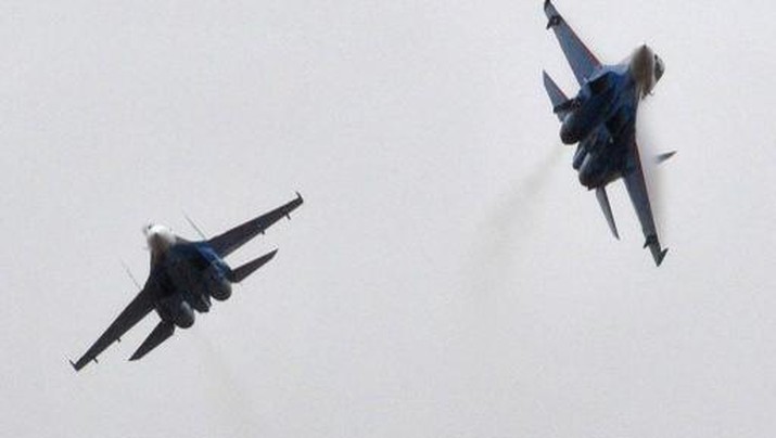 Two Sukhoi Su-27 fighters perform during celebrations of the 10th anniversary of the Russian air force base of the Collective Security Treaty Organization (CSTO) in Kant, about 20 km outside Bishkek on October 27, 2013. AFP PHOTO / VYACHESLAV OSELEDKO (Photo by VYACHESLAV OSELEDKO / AFP)