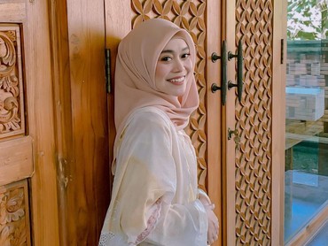 img-title 7 Gaya Lesti Kejora yang Cocok Jadi Inspirasi Outfit Lebaran, Simple & Elegan