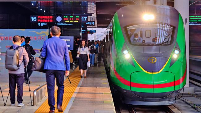 Akibat aksi seenaknya pria bernama Xie, perjalanan kereta mesti tertunda selama beberapa menit karena pemberhentian yang tidak terjadwal.