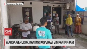 VIDEO: Warga Geruduk Kantor Koperasi Simpan Pinjam