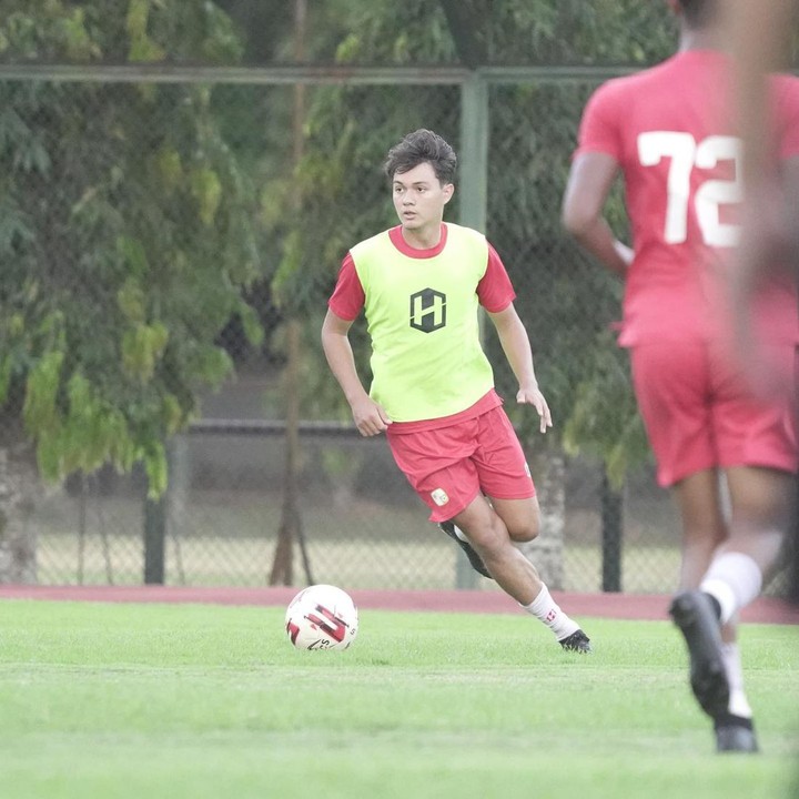 <p>Hobi tersebut digeluti oleh Nyoman hingga ia beranjak dewasa. Ia pun menjelma menjadi sosok atlet yang berbakat, Bunda. Sempat bermain untuk klub Liga 1 Indonesia Barito Putera, saat ini ia bergabung dengan klub divisi 2 Liga Indonesia, PSDS Deli Serdang. (Foto: Instagram @manpaularo)</p>
