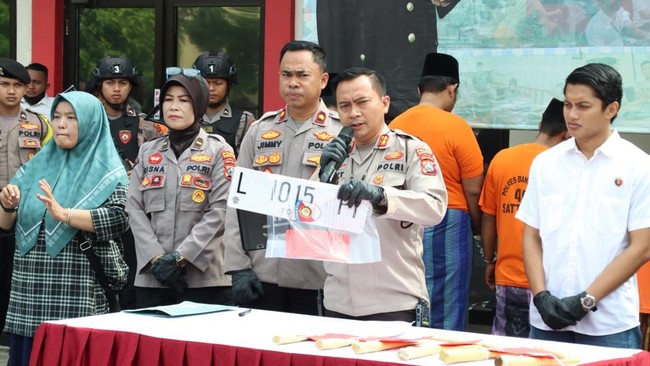 Aksi pembacokan berujung maut yang melibatkan seorang kades petahana di Bangkalan diduga terkait dukungan untuk Pilkades.