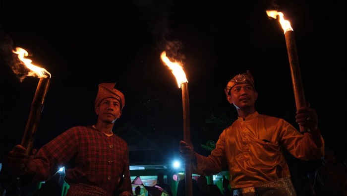 Sejumlah warga menaiki mobil yang dihiasi dengan keriang bandong (lampion) berbentuk masjid saat pawai keriang bandong di Pontianak, Kalimantan Barat, Rabu (12/4/2023). Pawai keriang bandong dan obor yang digelar masyarakat Pontianak Barat tersebut untuk menyemarakkan bulan Ramadhan 1444 Hijriah dan melestarikan tradisi budaya Melayu setempat.