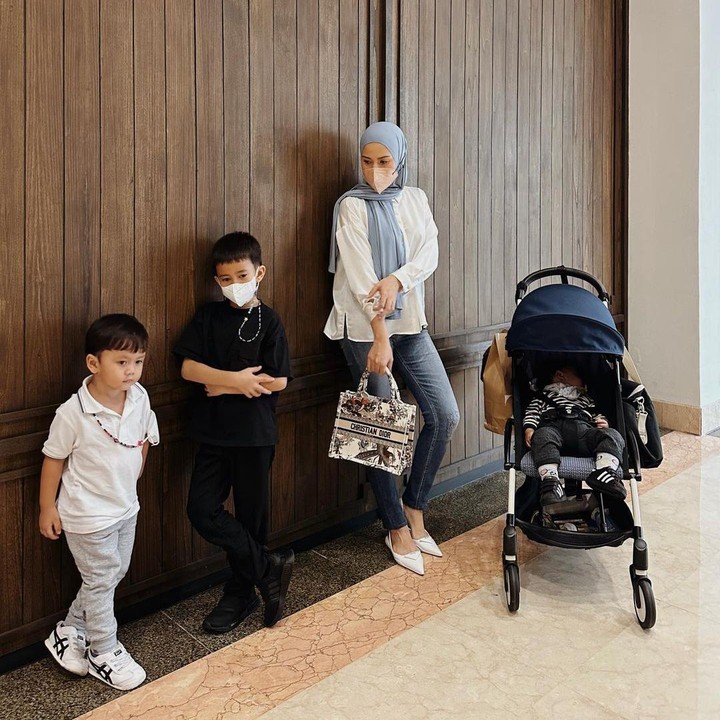 <p>Melihat kompaknya keluarga Cynthia Ramlan, banyak netizen yang kagum nih, Bunda. Tak sedikit dari mereka yang mengatakan bahwa keluarga Cynthia adalah keluarga bahagia yang menjadi idaman banyak orang. (Foto: Instagram: @cynthiaramlan)</p>