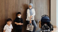 <p>Melihat kompaknya keluarga Cynthia Ramlan, banyak netizen yang kagum nih, Bunda. Tak sedikit dari mereka yang mengatakan bahwa keluarga Cynthia adalah keluarga bahagia yang menjadi idaman banyak orang. (Foto: Instagram: @cynthiaramlan)</p>