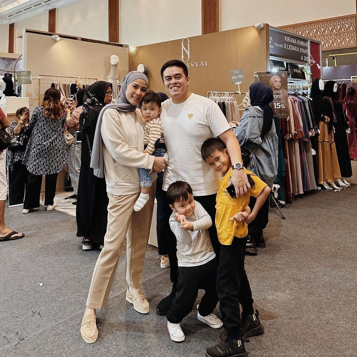<p><em>"Vibesnya keluarga positif bisa dijadikan contoh,"</em> kata seorang netizen. <em>"Masya Allah keluara yang sempurna abadi selamanya sehidup semati Kakak cantik. Wah usahanya semakin maju ramai lancar ya semoga rezeki berkah. 3 anak jaoan semoga tetap sehat ya dedek anak saleh tambah pintar,"</em> ungkap yang lainnya. (Foto: Instagram: @cynthiaramlan)</p>