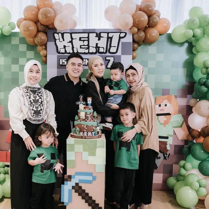 <p>Cynthia kerap mengunggah kebersamaannya bersama suami dan ketiga anaknya. Mulai dari acara ulang tahun hingga berlibur bersama. (Foto: Instagram: @cynthiaramlan)</p>