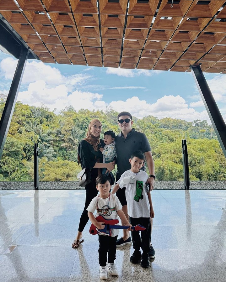 Potret Cynthia Ramlan dan Ketiga Anaknya