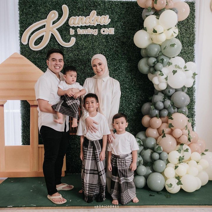 <p>Usia Kandra terpaut 6 tahun dengan kakak pertamanya, Keanu. Sementara itu, usia Kandra dengan Kaiser hanya berbeda dua tahun. (Foto: Instagram: @cynthiaramlan)</p>