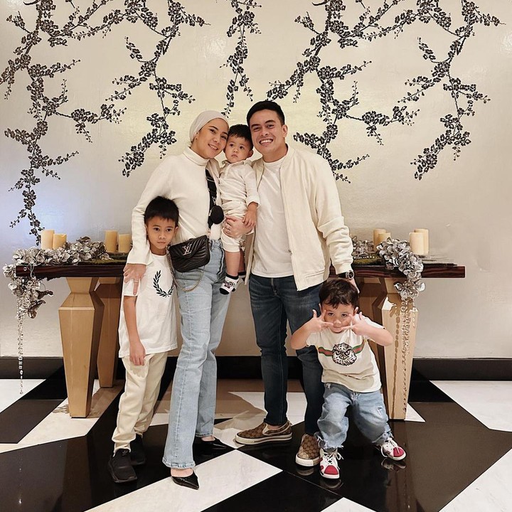 <p>Cynthia menikah dengan Erlangga Tjokro pada 2015. Setelah menikah, pasangan ini pun dikaruniai tiga orang anak laki-laki yang tampan. (Foto: Instagram: @cynthiaramlan)</p>