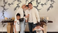 <p>Cynthia menikah dengan Erlangga Tjokro pada 2015. Setelah menikah, pasangan ini pun dikaruniai tiga orang anak laki-laki yang tampan. (Foto: Instagram: @cynthiaramlan)</p>